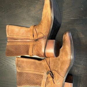 Never worn Ugg boots size 9.